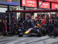 开云体育官网-红牛车队鏖战索伯车队，拉塞尔点燃赛场的简单介绍