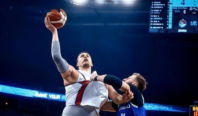 包含欧洲强队实力对决，激烈比赛引发球迷狂热的词条