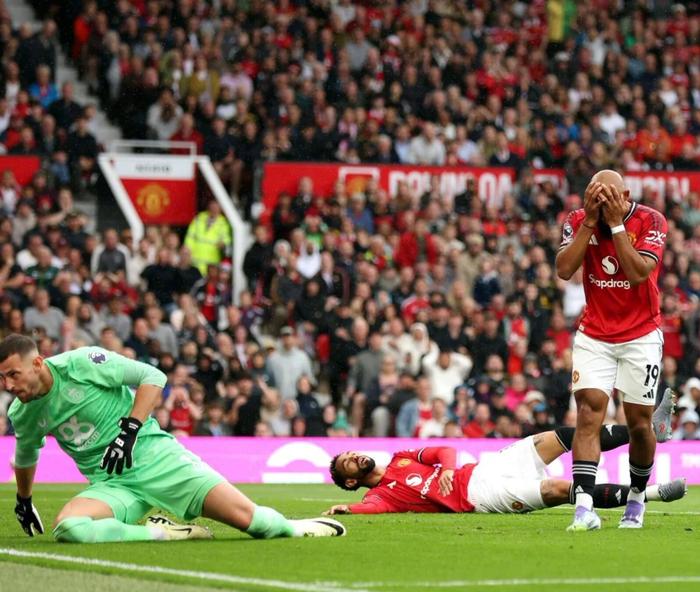 曼联客场险胜,保住了英超榜首位置 曼联客场险胜,保住了英超榜首位置