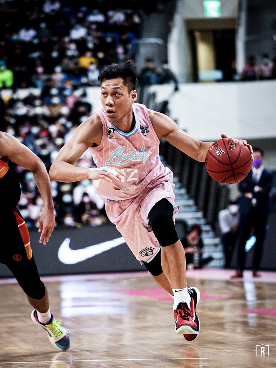 顶尖联赛比拼，球队各展特长，比赛悬念丛生的简单介绍