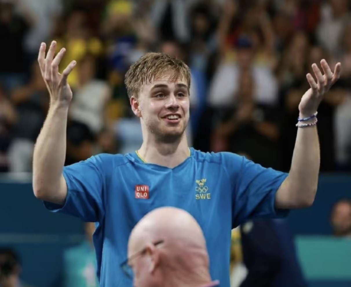 瑞典队在比赛中取得出色成绩,获得冠军 瑞典队在比赛中取得出色成绩,获得冠军