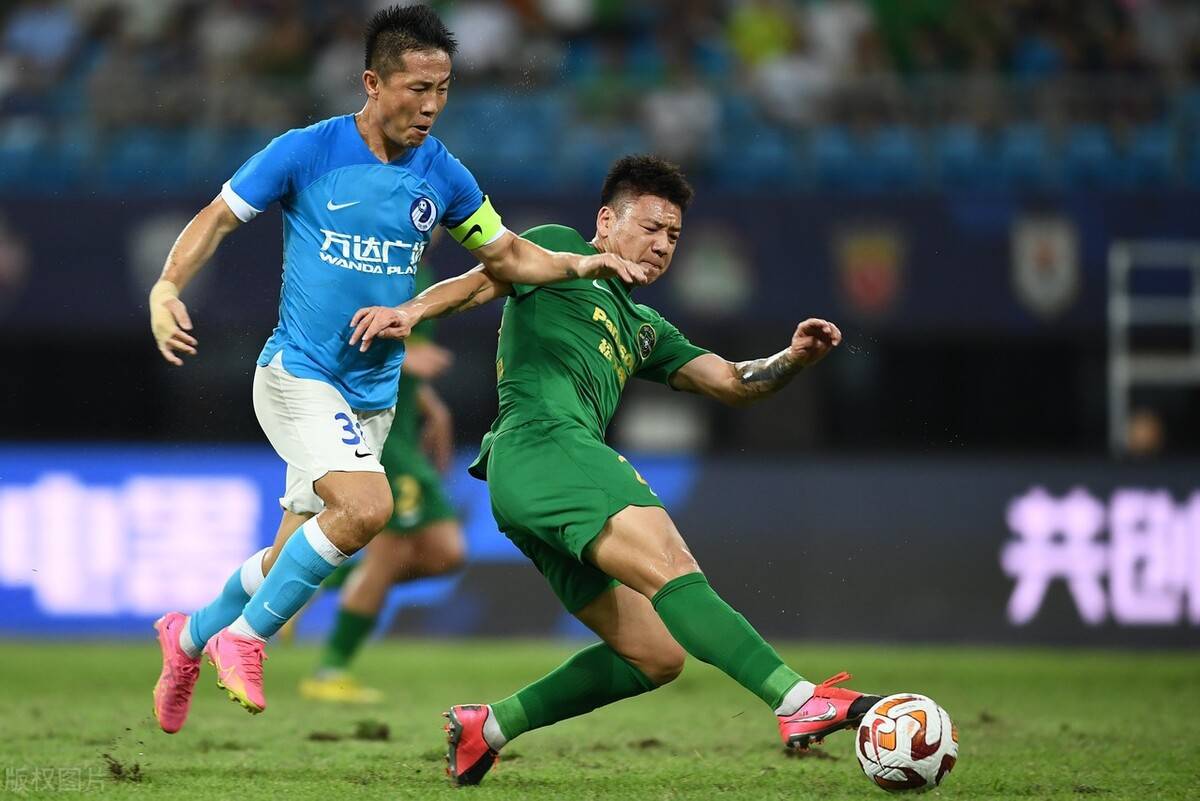 大连一方球员在比赛中发挥出色,展现实力 大连一方球员在比赛中发挥出色,展现实力