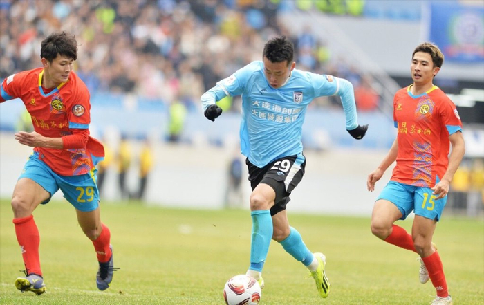 大连一方球员在比赛中发挥出色,展现实力 大连一方球员在比赛中发挥出色,展现实力