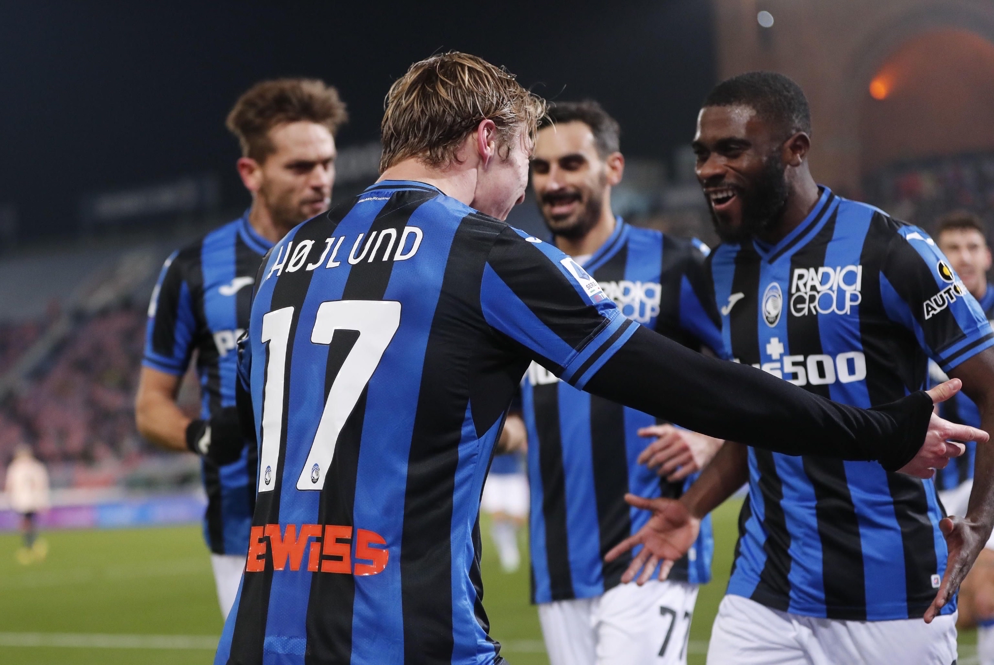 包含亚特兰大将客场对阵罗马，力争夺胜的词条