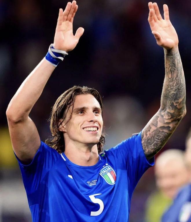 包含足球界新发现年轻球员风头抢先的词条