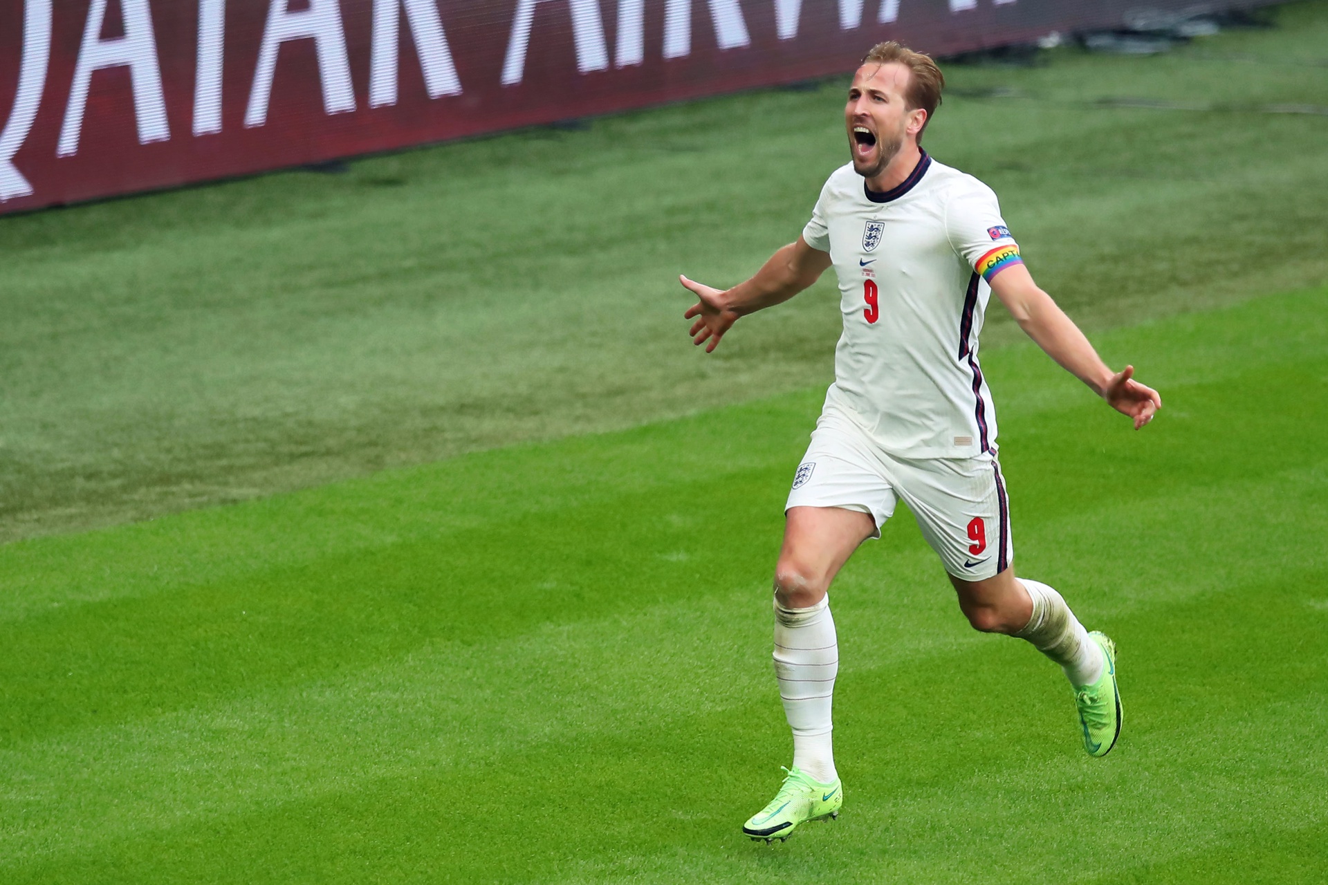 英格兰全队配合默契，携手晋级欧洲杯决赛