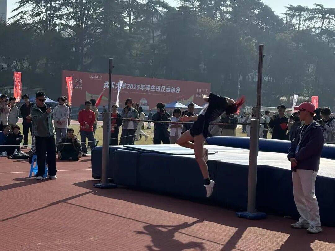 运动健儿们展现出色实力，向胜利努力奋进